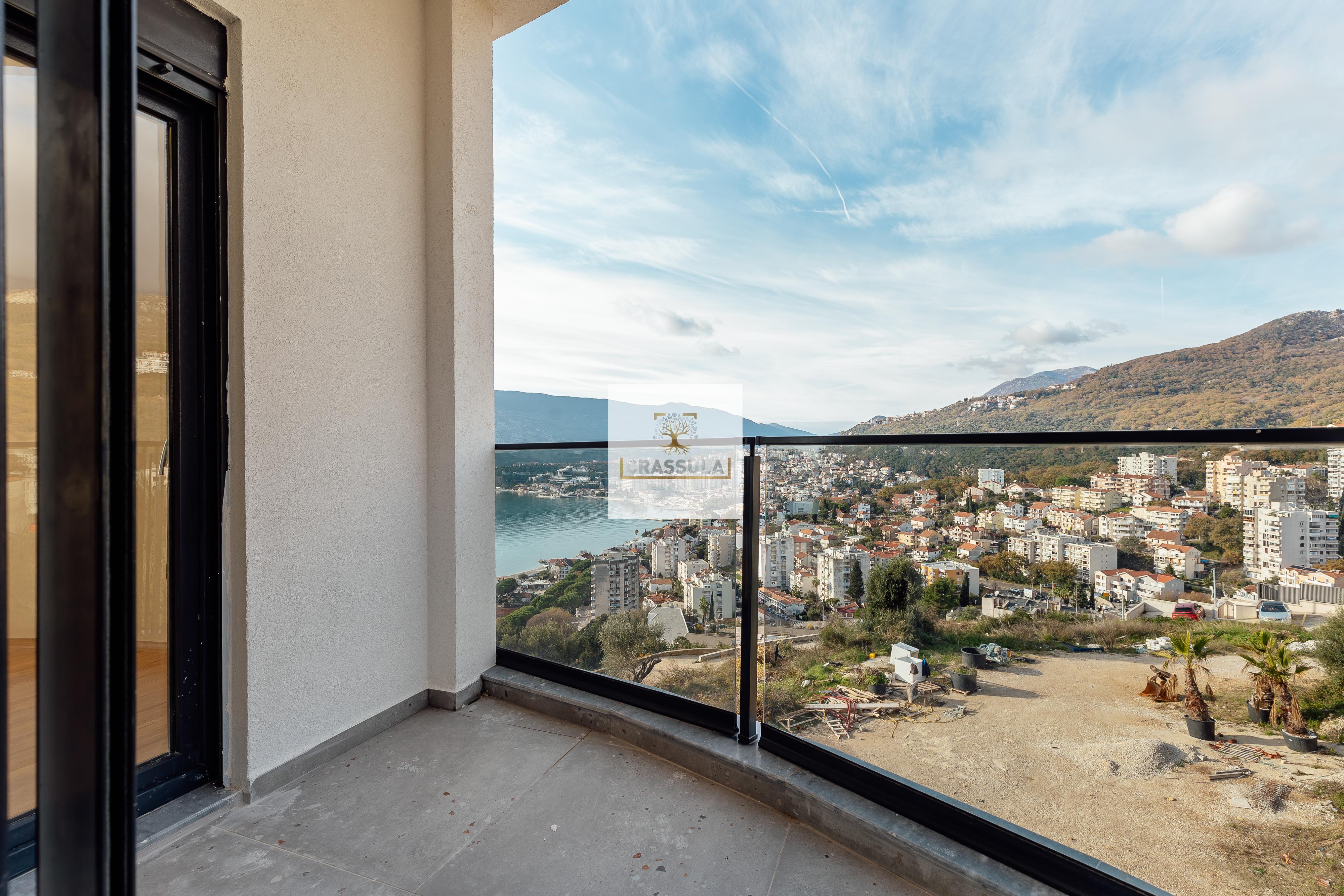 Three-bedroom apartment with two terraces and sea view in Herceg Novi