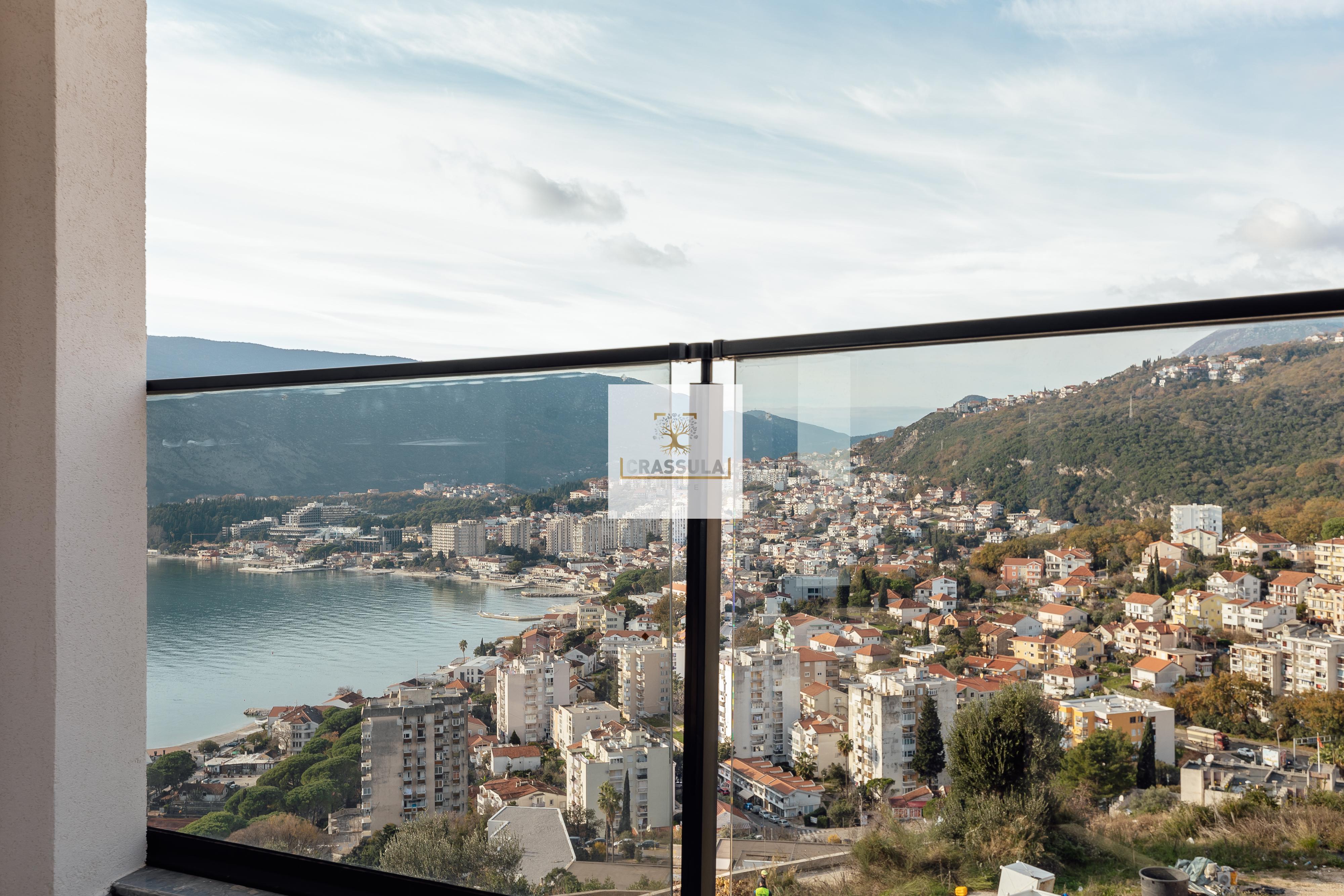 Three-bedroom apartment with two terraces and sea view in Herceg Novi