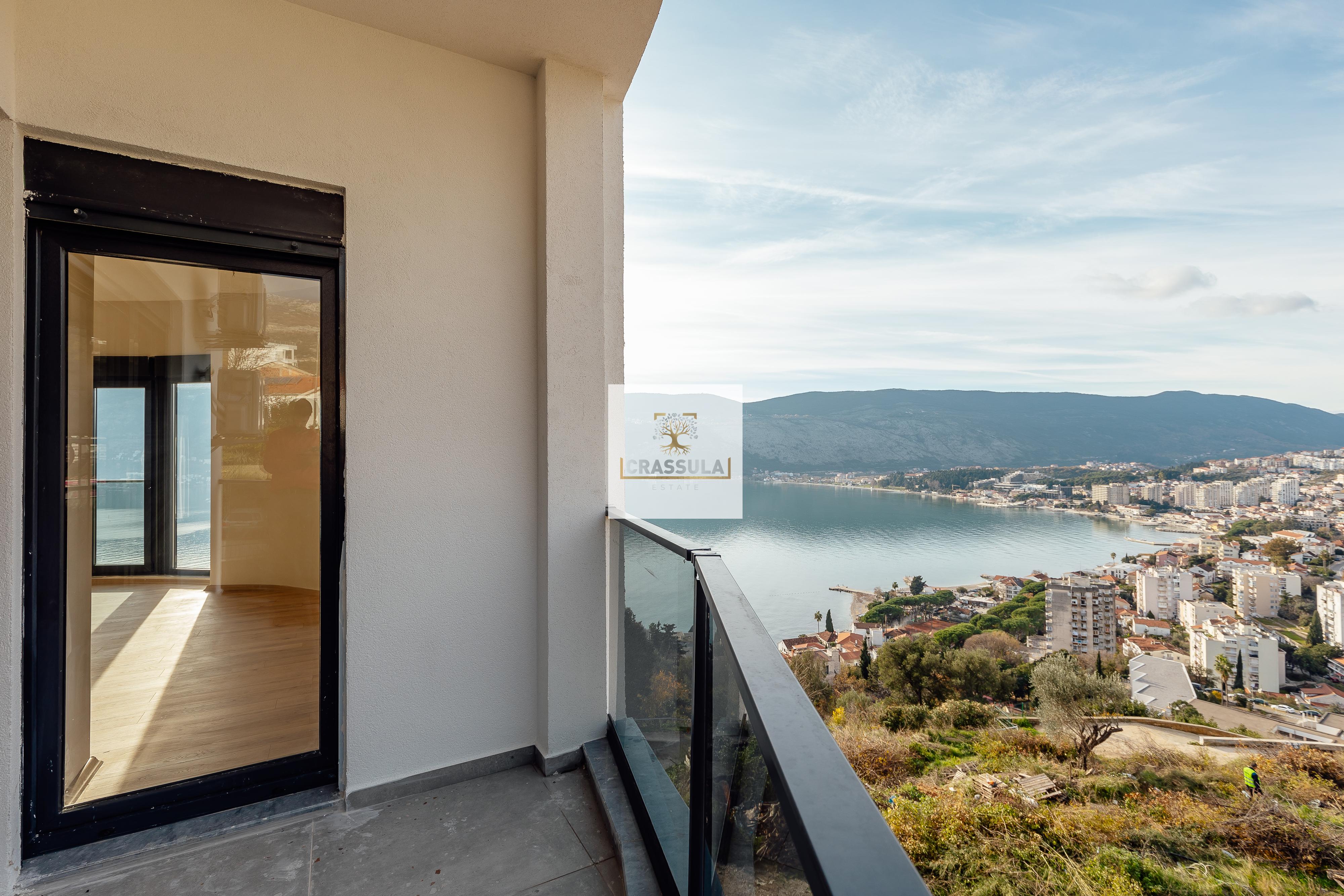 Three-bedroom apartment with two terraces and sea view in Herceg Novi