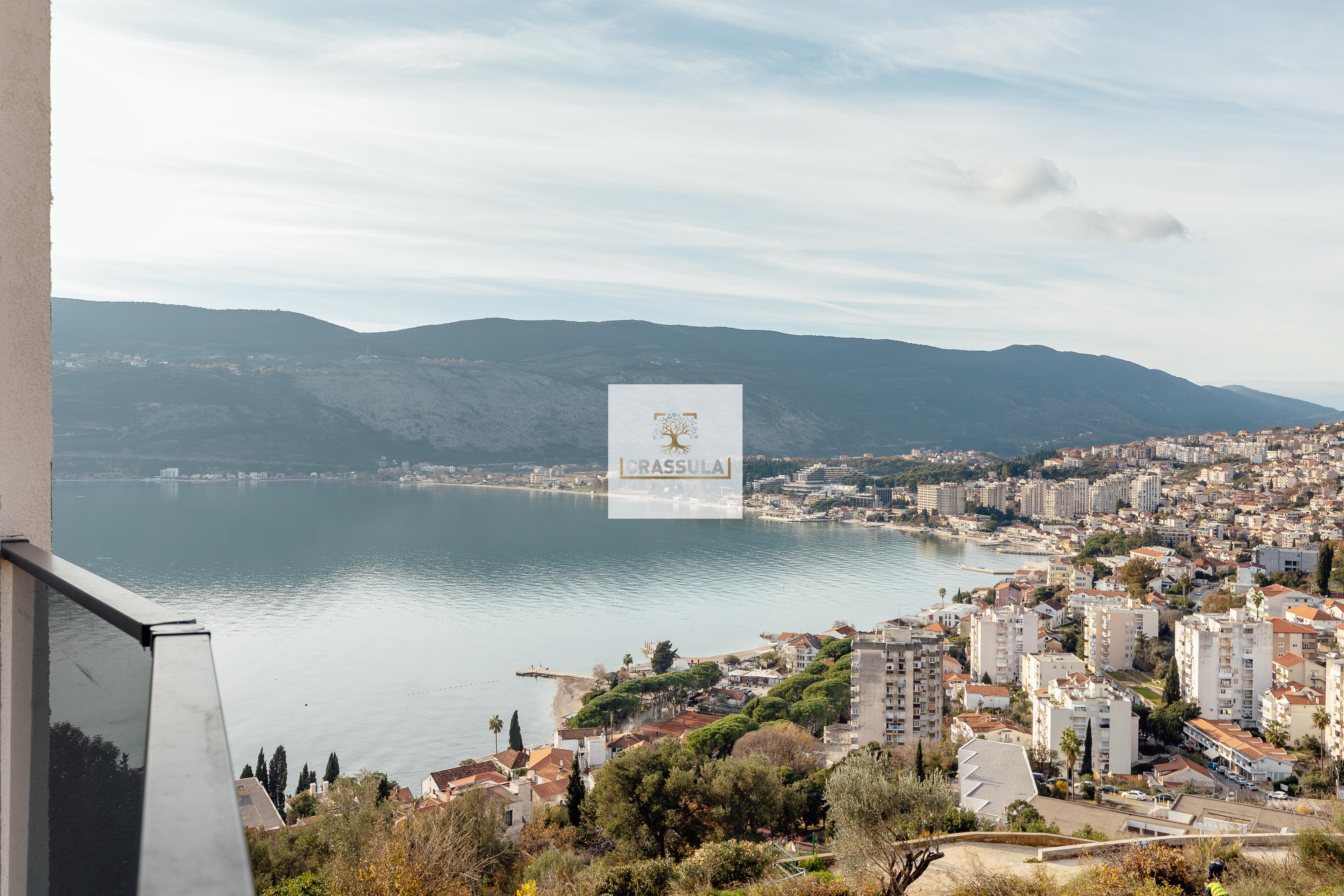 Three-bedroom apartment with two terraces and sea view in Herceg Novi