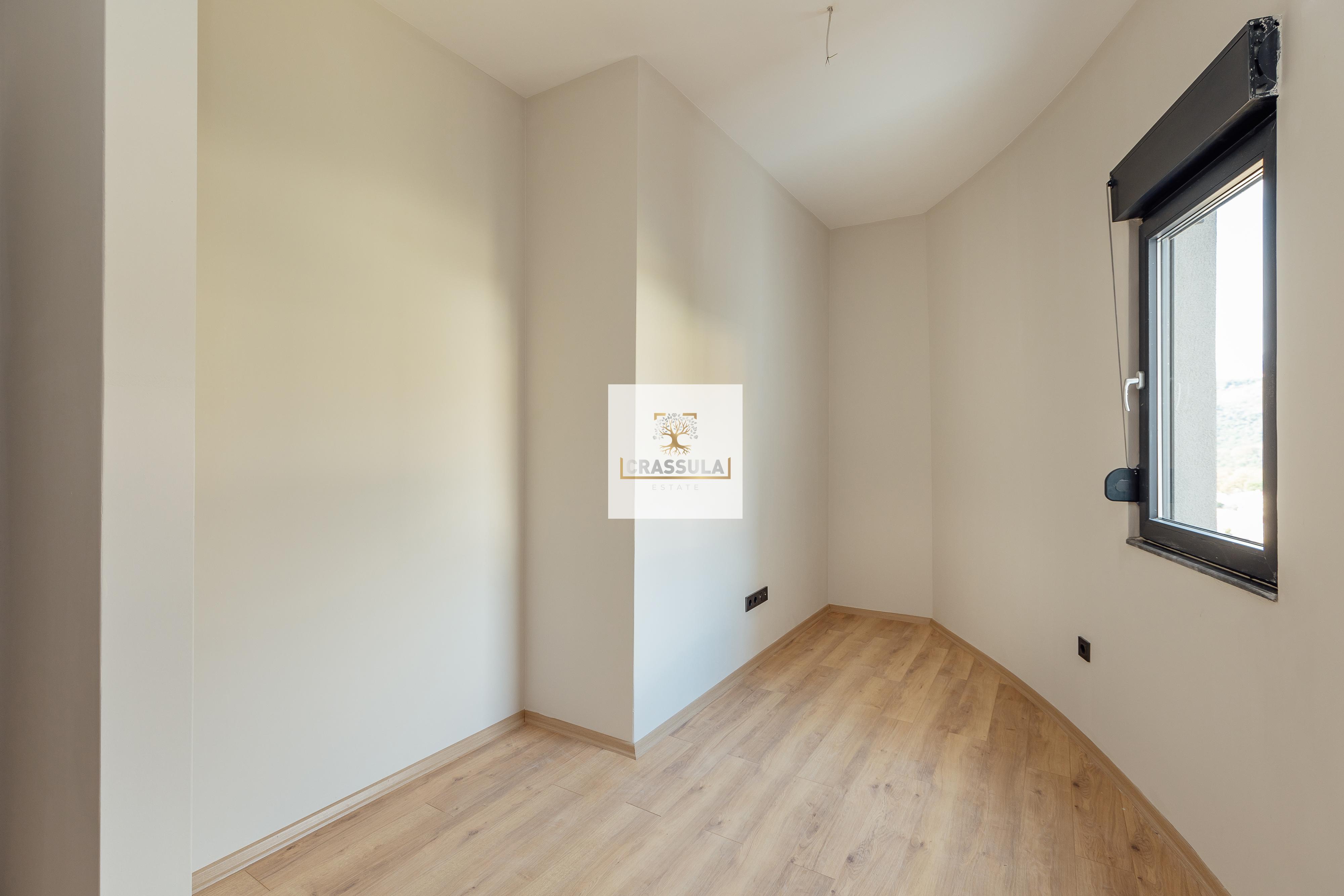 Three-bedroom apartment with two terraces and sea view in Herceg Novi