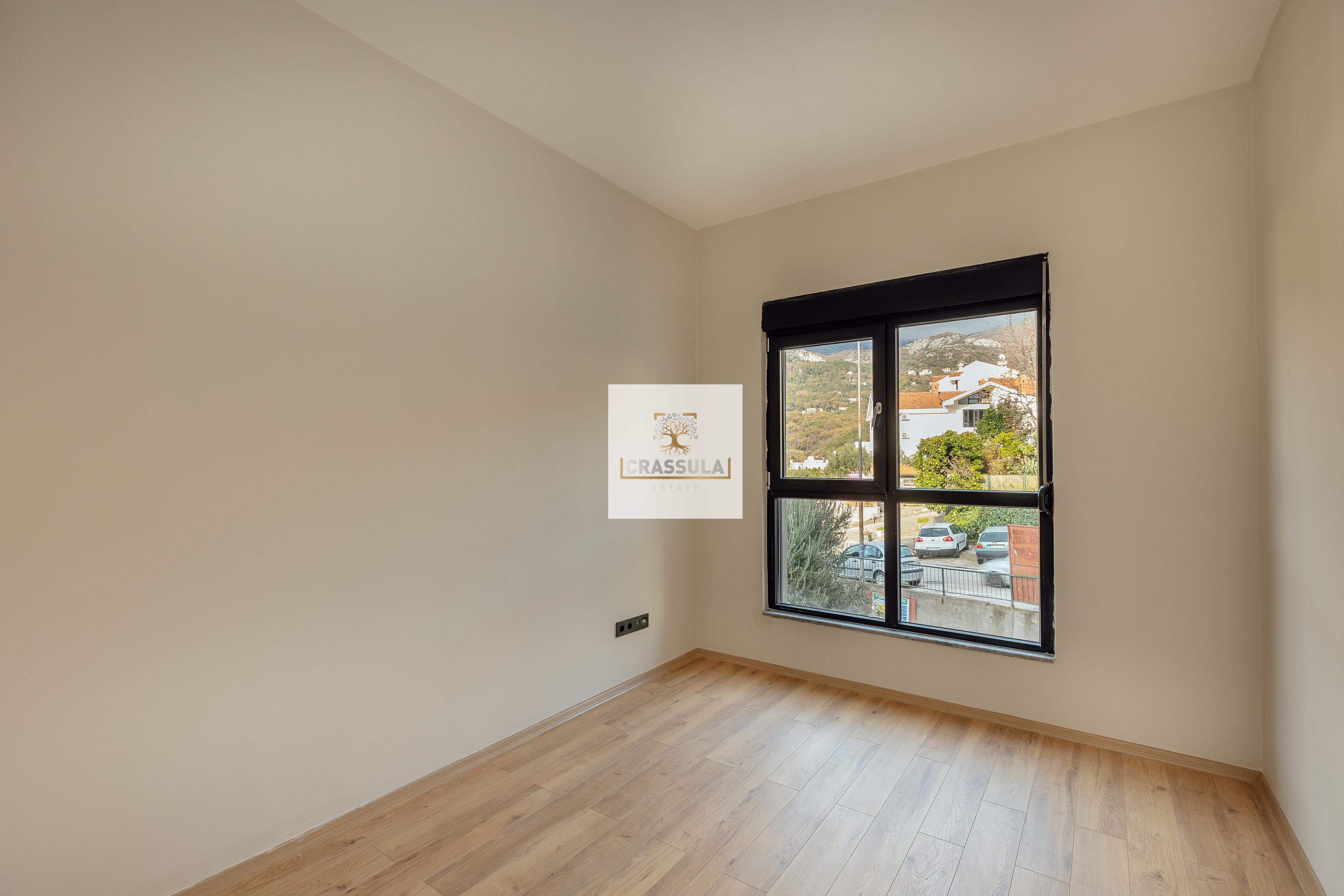 Three-bedroom apartment with two terraces and sea view in Herceg Novi