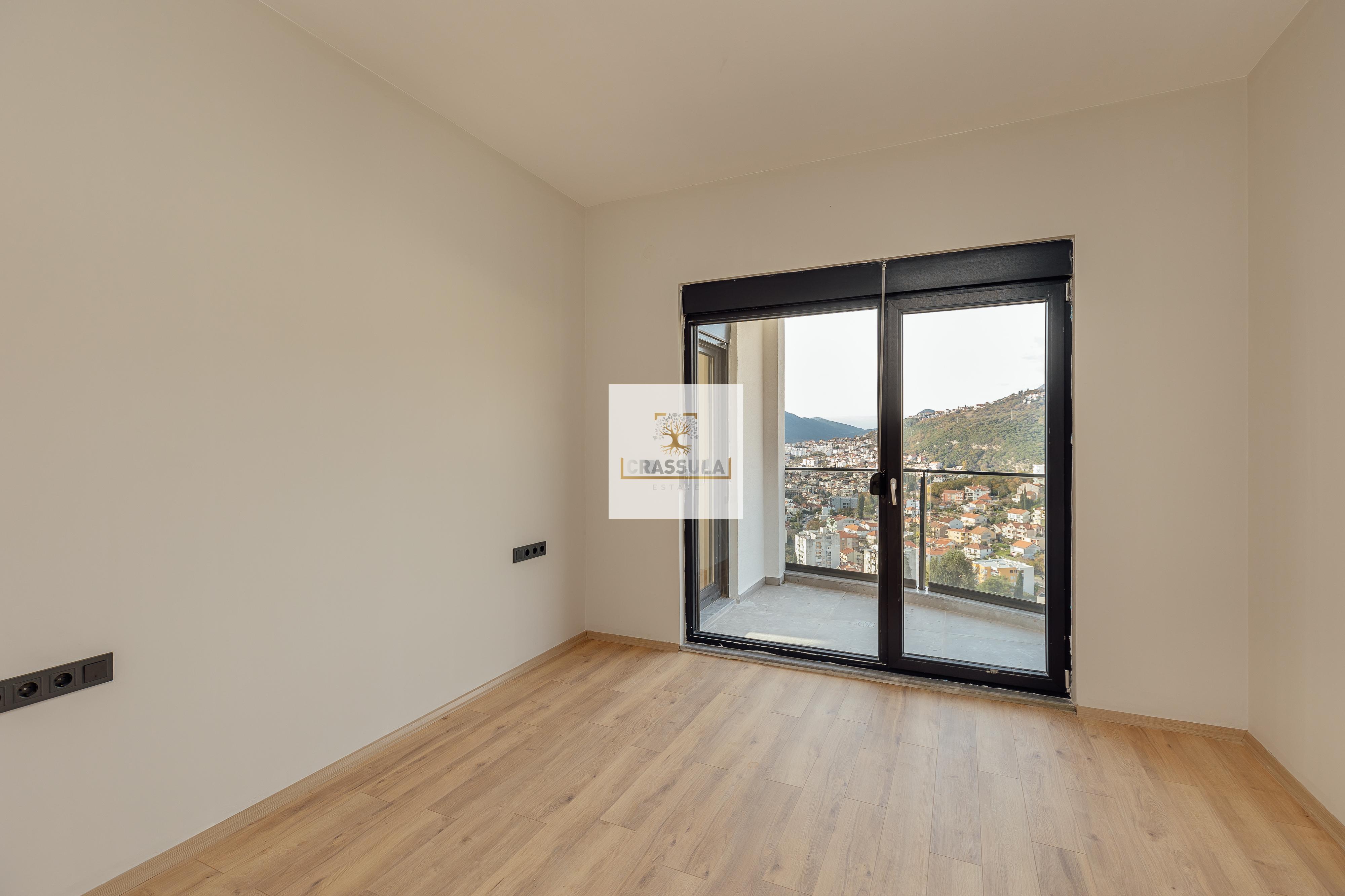 Three-bedroom apartment with two terraces and sea view in Herceg Novi