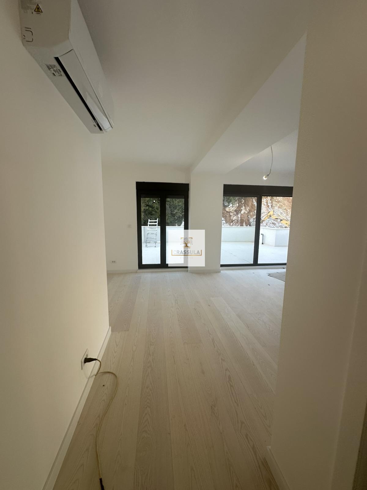 Luxurious and Spacious 3-Bedroom Apartment in Dubovica, Budva