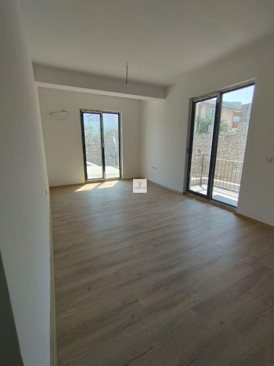 Havuzlu inşaat halindeki daire, Dobre Vode, Bar