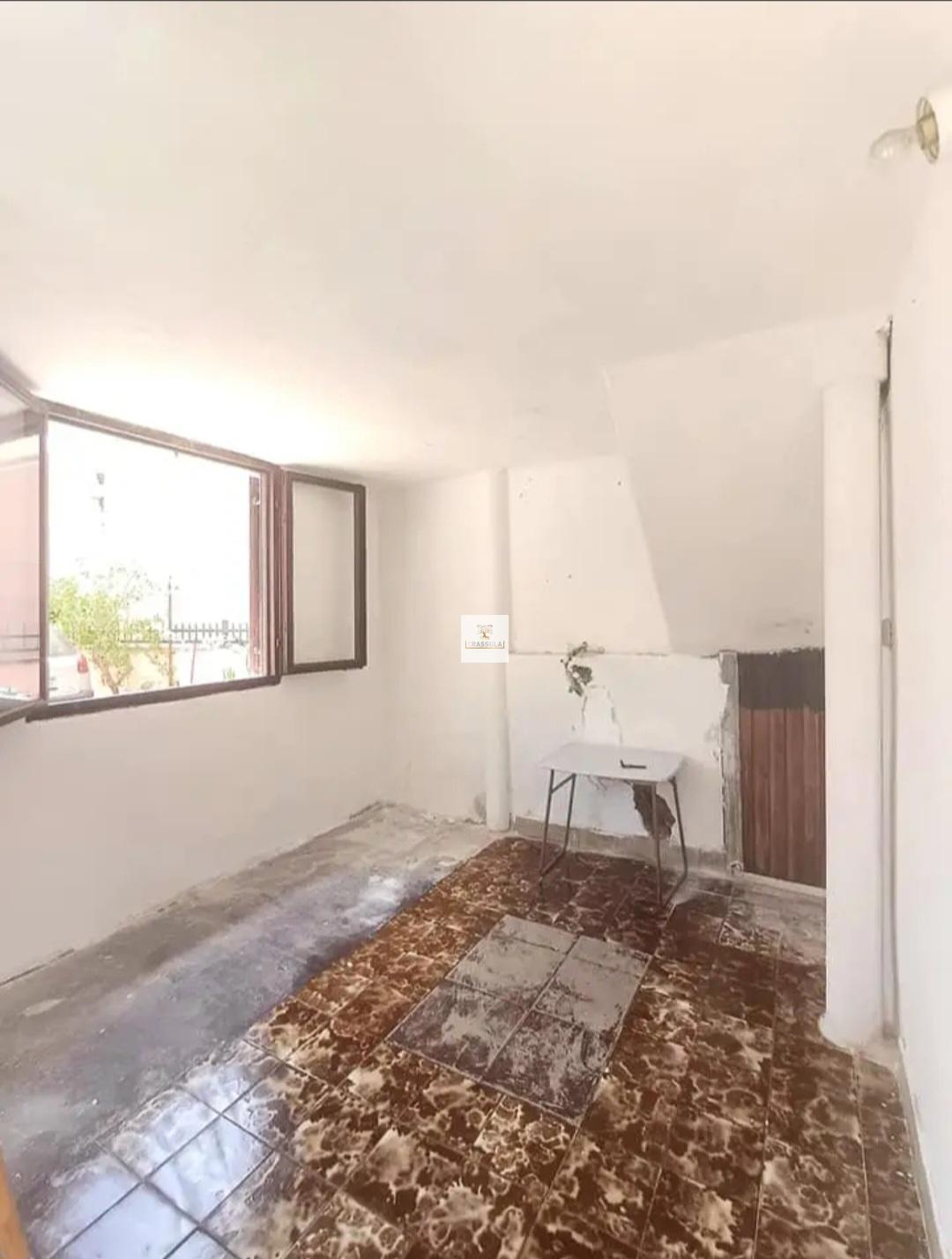 Sutomore'de bir evin zemin katında bulunan üç odalı daire