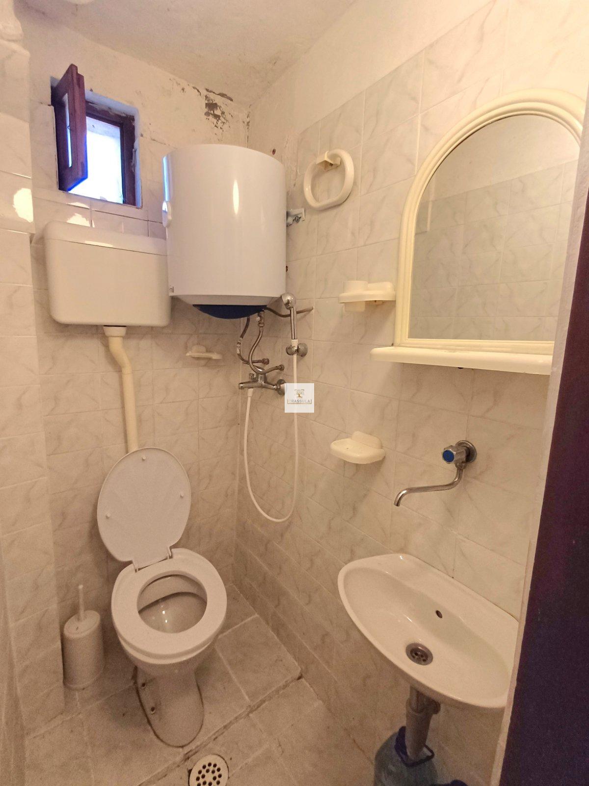 Sutomore'de bir evin zemin katında bulunan üç odalı daire