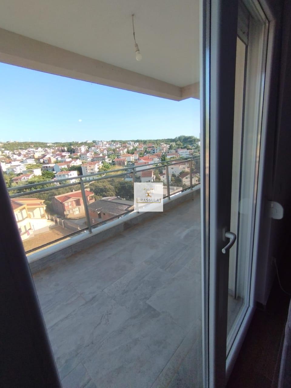 Two-bedroom apartment with a spacious terrace in Dobre Vode, Bar